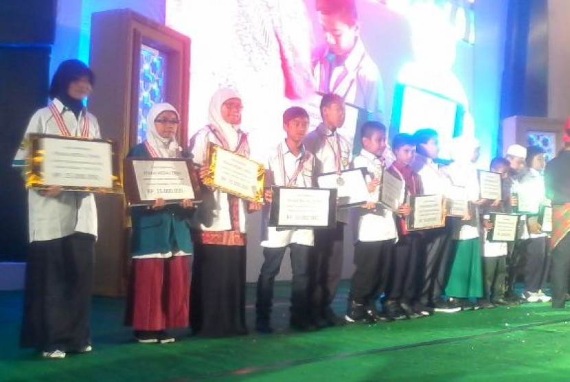 Penyerahaan penghargaan kepada para pemenang Kompetisi Sains Madrasah (KSM) Nasional 2014