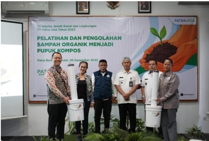 Penyerahan 1 set alat pencacah sampah organik kepada RW Lebakgede oleh GM Patra Bandung yang disaksikan  juga oleh Corporate Secretary Patra Jasa, Camat Cobolong dan Ketua Forum RW Kota Bandung