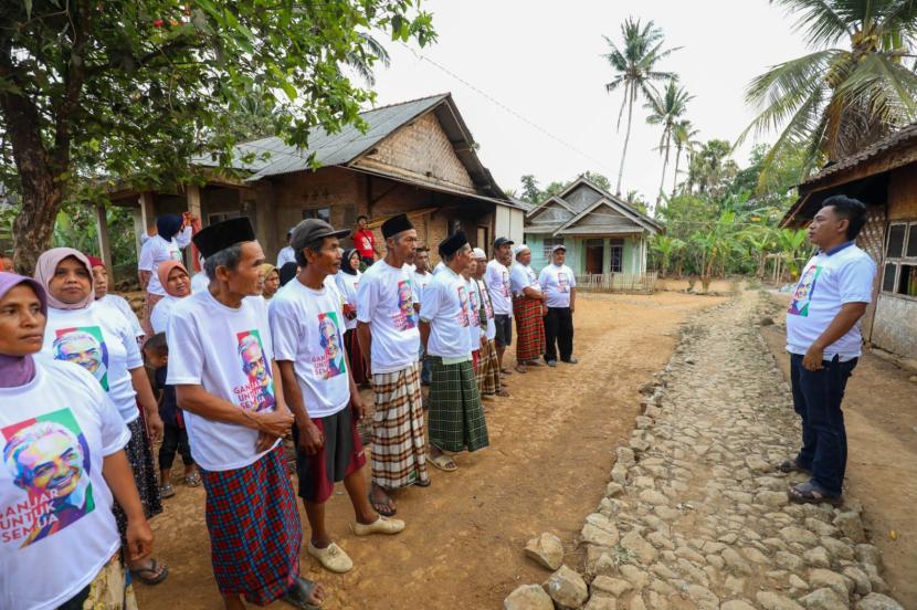 Penyerahan alat pengolahan gula aren untuk petani dan pengrajin gula aren di Cijaralang, Kabupaten Pandeglang, Banten. 