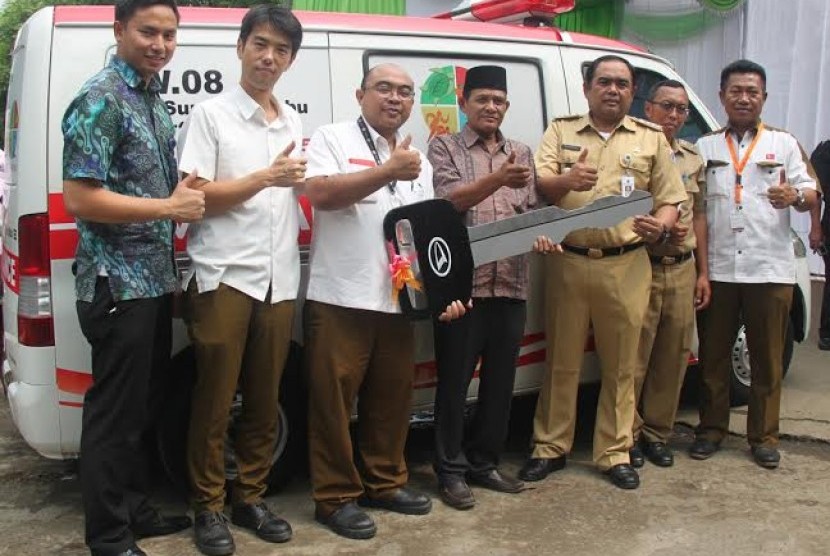 Penyerahan ambulan dari Daihatsu.