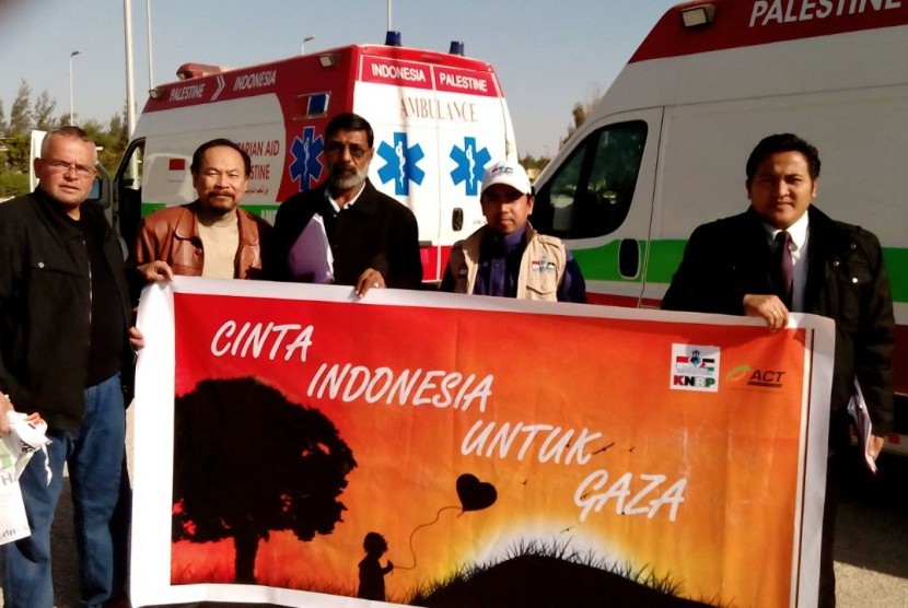 Penyerahan ambulans dari rakyat Indonesia melalui KNRP pada Kementerian Kesehatan Palestina