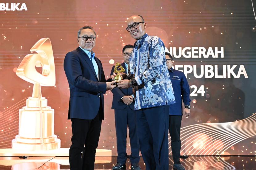 Penyerahan Anugerah ESG Republika 2024 dengan kategori Emission Reduction Effort dari Menteri Perdagangan Republik Indonesia, Zulkifli Hasan (kanan) kepada Direktur Utama PLN Darmawan Prasodjo yang diwakili Direktur Transmisi dan Perencanaan Sistem PLN Evy Haryadi (kiri) pada Kamis (19/9) di Jakarta.