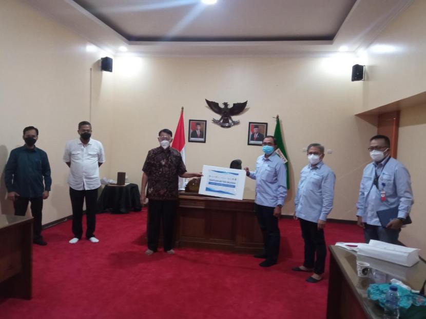  Penyerahan Bantuan 120 Ton Oksigen untuk Rumah Sakit se-Provinsi Banten dari Ruang Rapat Rumah Dinas Gubernur Banten Jalan Jenderal Ahmad Yani No. 158 Kota Serang.