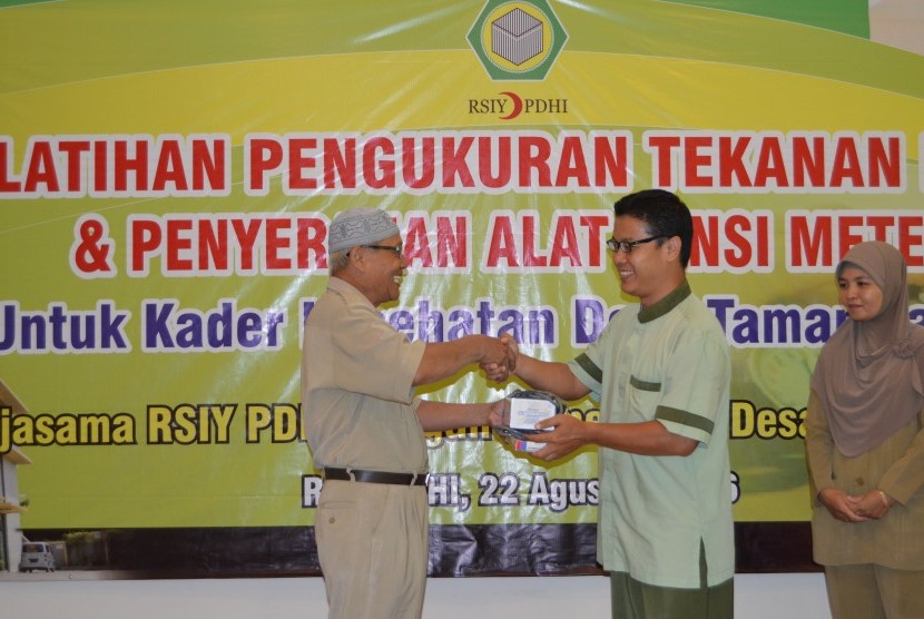 Penyerahan bantuan alat tensimeter dari RSI PDHI Yogyakarta.