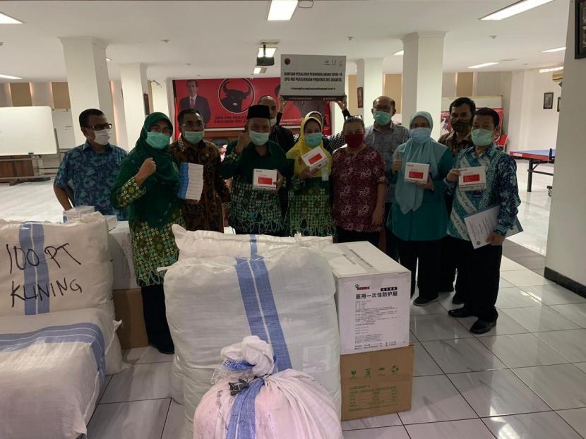 Penyerahan bantuan APD kepada rumah sakit Islam Sukapra oleh DPD PDI Perjuangan  DKI Jakarta.