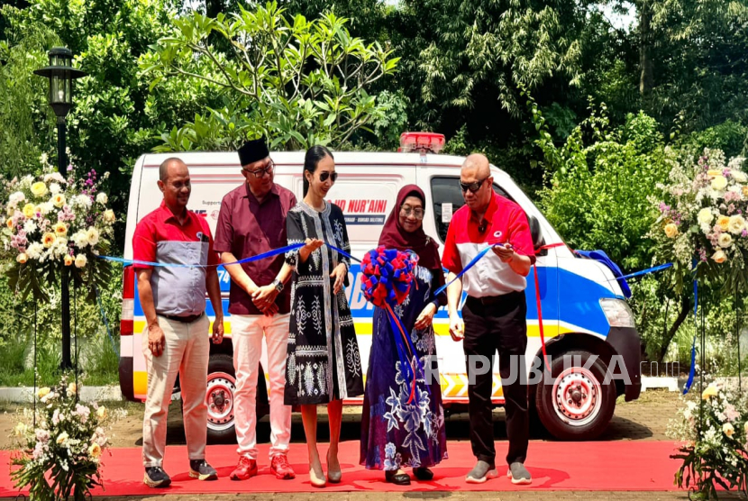 Penyerahan bantuan berupa dua unit mobil ambulans dan satu unit mobil jenazah kepada Masjid Jami Soeprapto Soeparno.
