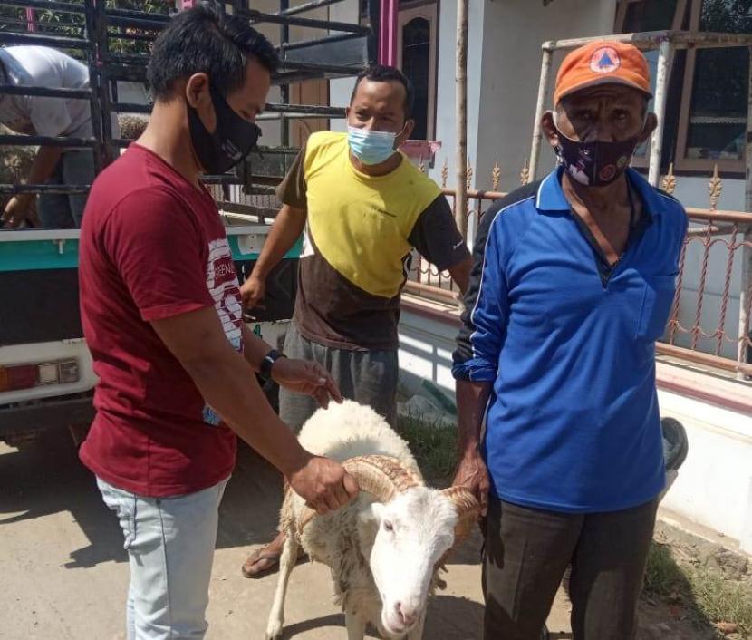 Penyerahan bantuan berupa hewan kurban ini, bagian penerapan program CSR perusahaan PT Polytama untuk bidang Keagamaan. 
