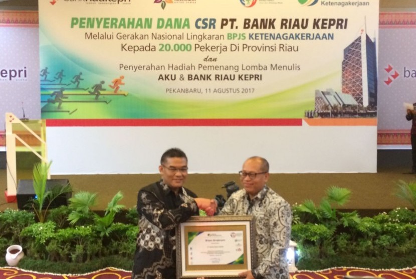 Penyerahan bantuan CSR Bank Riau Kepri untuk iuran BPJS Ketenagakerjaan bagi pekerja rentan