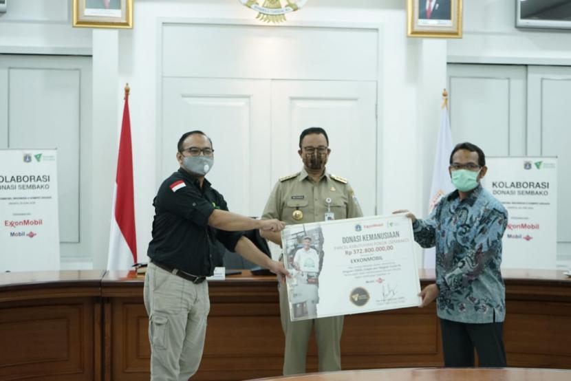Penyerahan bantuan dari ExxonMobil kepada Dompet Dhuafa disaksikan langsung oleh Gubernur DKI Jakarta, Anies Baswedan, di Balai Kota, Selasa (9/6).