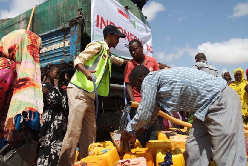 Penyerahan bantuan Dompet Dhuafa di Somalia.