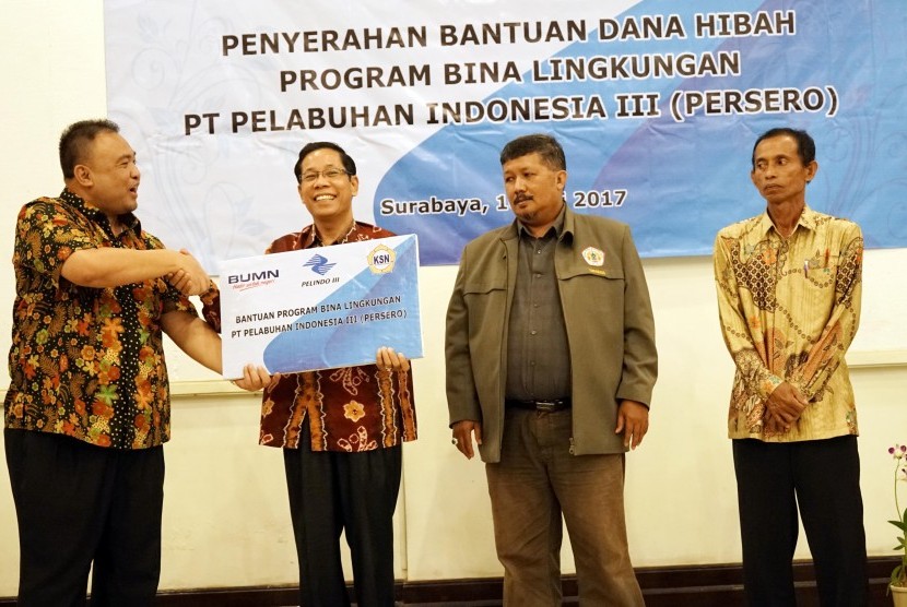 Penyerahan bantuan hibah bina lingkungan dari PT Pelindo III.