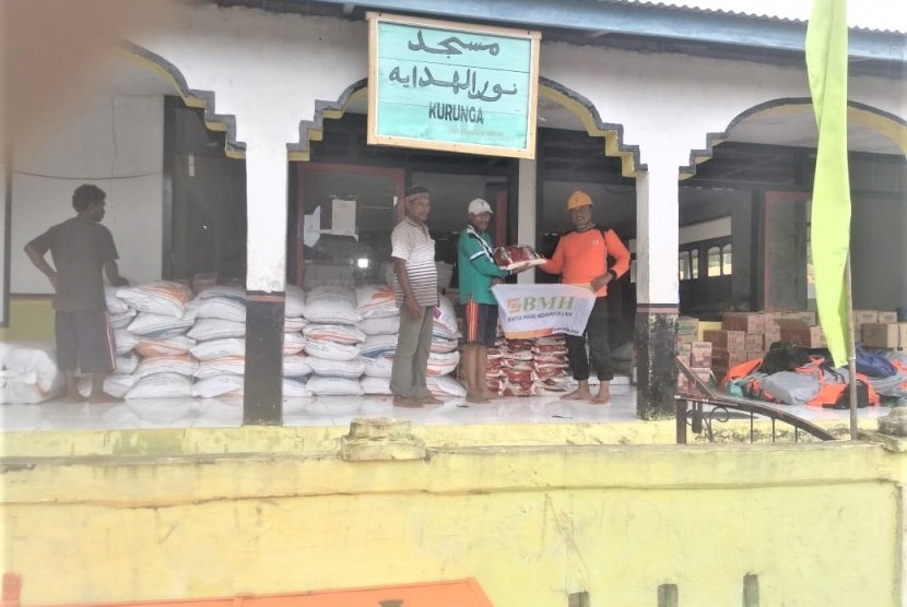 Penyerahan bantuan ke warga Desa Kurunga di Masjid Nurul Hidayah.