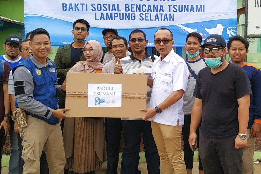 Penyerahan bantuan kemanusiaan BRI Syariah kepada korban tsunami Selat Sunda.