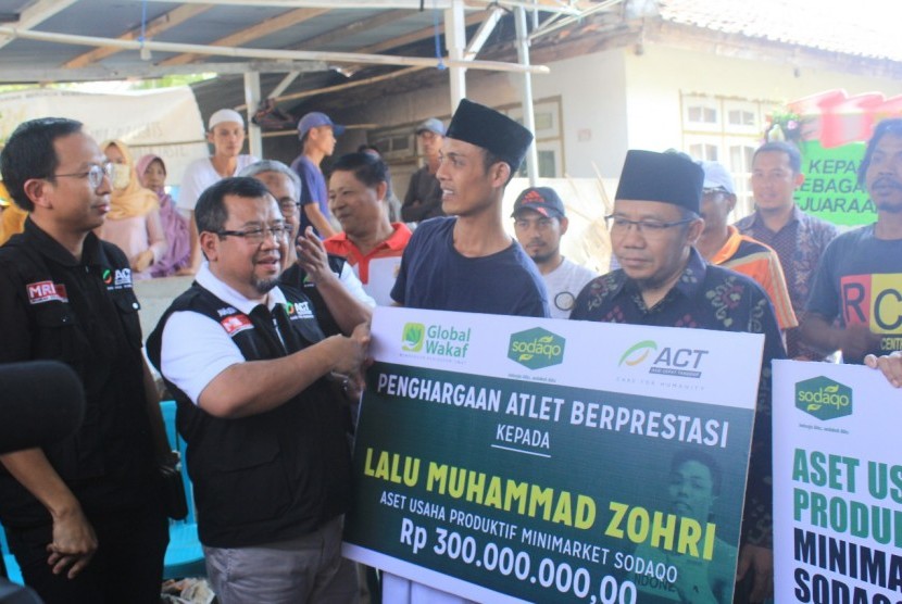 Penyerahan bantuan kepada keluarga atlet lari Lalu Muhammad Zohri.