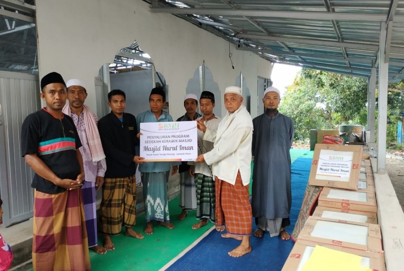 Penyerahan bantuan keramik masjid dari BMH kepada pengurus Masjid Nurul Iman, Lombok Utara.
