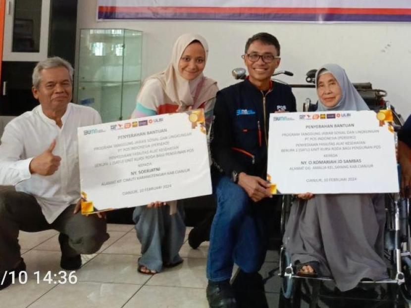 Penyerahan bantuan kursi roda ke pensiunan 