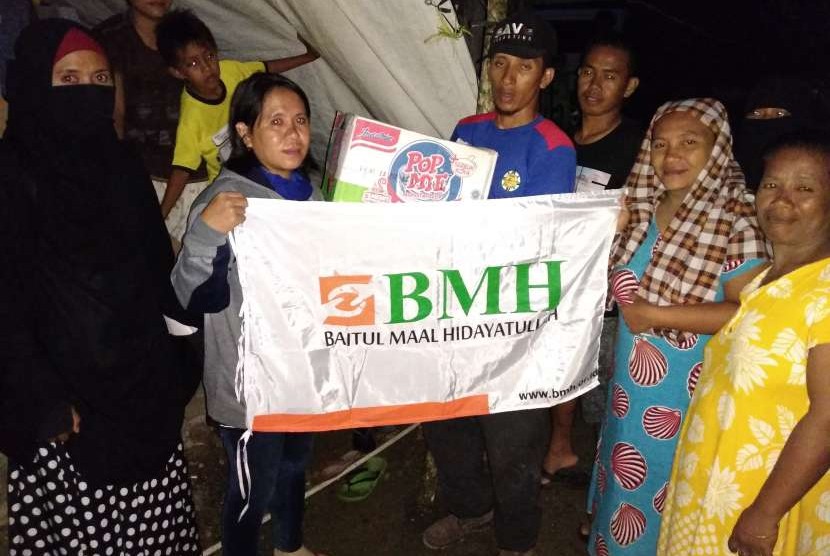 Penyerahan bantuan logistik untuk warga Desa Tuva Kecamatan Gumbasa Kabupaten Sigi oleh relawan BMH-SAR Hidayatullah.