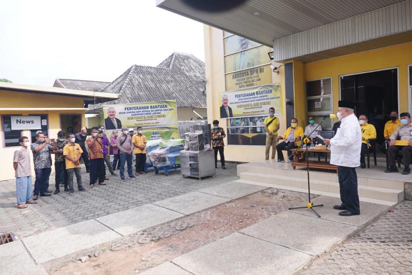 Penyerahan bantuan mesin pencacah rumput dan mesin sangrai kopi untuk petani Sumsel dari pimpinan komisi VII DPR RI, H Alex Noerdin yang berlangsung di rumah Aspirasi Jalan Hangjebat Palembang, Jumat (25/9).