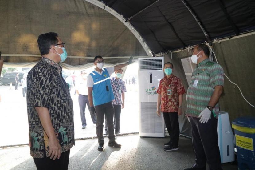 Penyerahan bantuan PLN (persero) kepada RSUP dr Kariyadi, Semarang, di rumah sakit setempat, Selasa (13/7).