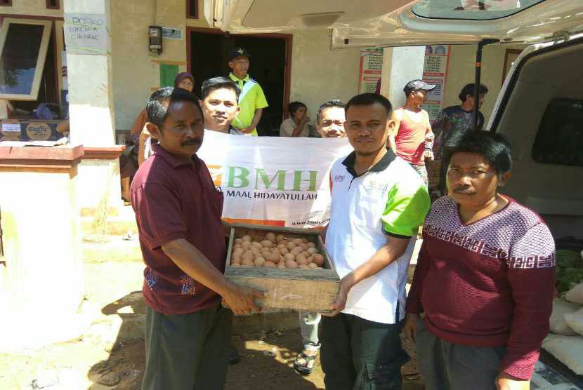 Penyerahan bantuan oleh BMH kepada korban longsor Brebes, Jawa Tengah.