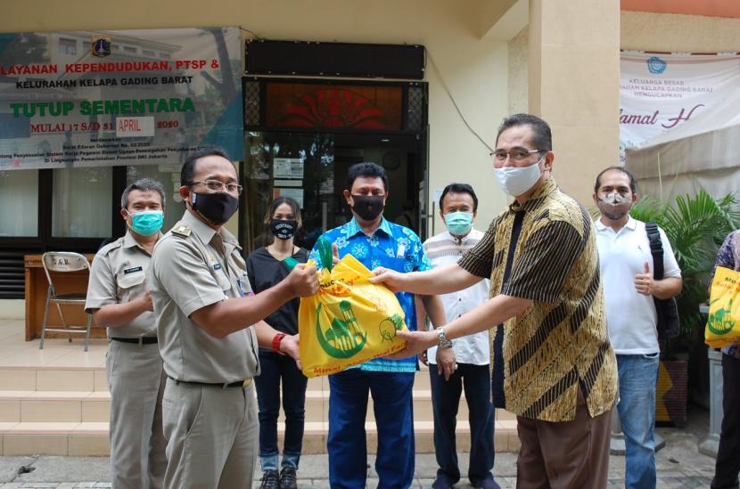Penyerahan bantuan paket sembako dari perwakilan penghuni apartemen Kelapa Gading, Jakarta Utara.