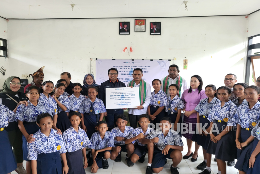 Penyerahan bantuan pembangunan air bersih oleh Indra Karya di SMPN 15 Kota Kupang.