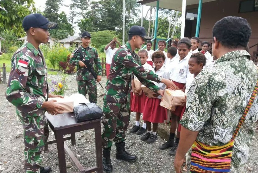 Penyerahan bantuan pendidikan dari Satras Raiders Kostrad