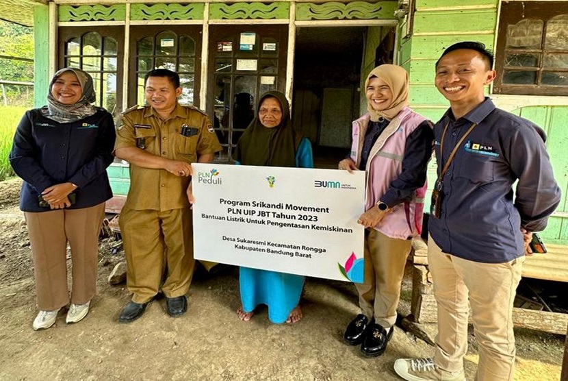Penyerahan bantuan penyambungan listrik gratis kepada Uchi (tengah), salah satu penerima manfaat di Desa Sukaresmi, Bandung Barat