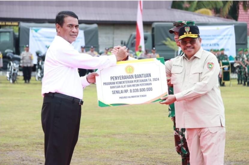 Penyerahan bantuan Program Kementerian Pertanian pada Pemprov Kalteng diberikan oleh Mentan, Amran Sulaiman.