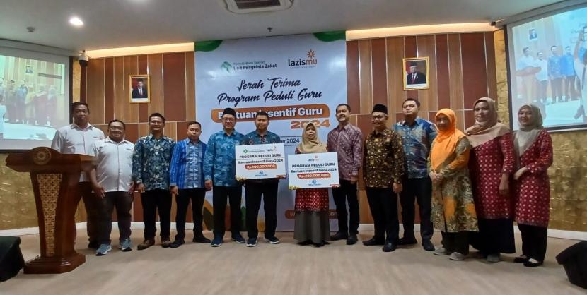 Penyerahan bantuan program Peduli Guru secara simbolis di Auditorium Pusat Dakwah Muhammadiyah, Menteng, Jakarta, Senin (21/10/2024).