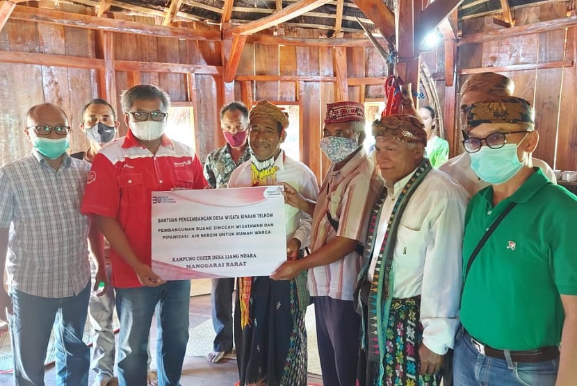 Penyerahan bantuan program Sustainable Tourism Development secara simbolis kepada pengurus Desa Wisata Liang Ndara, Manggarai Barat.