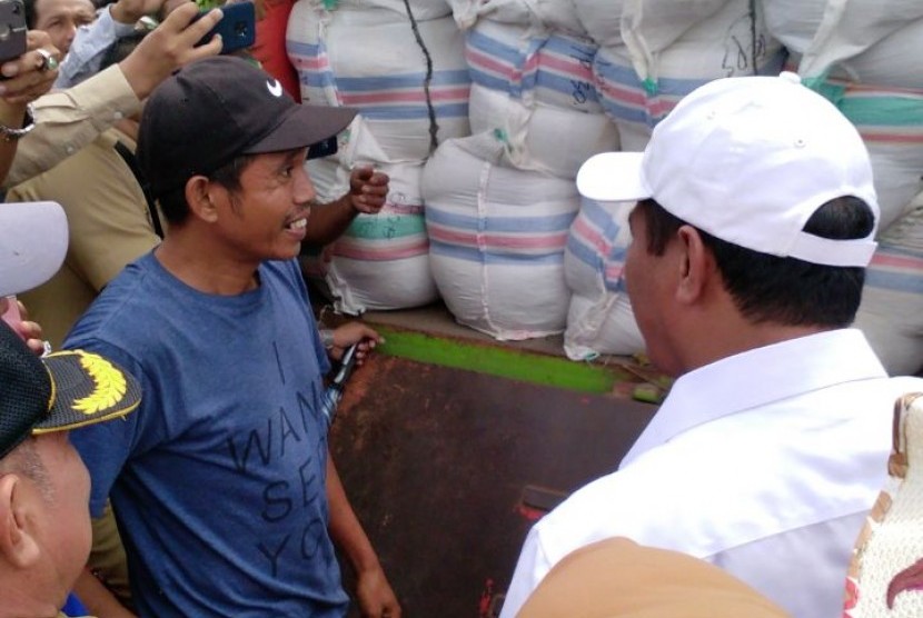 Penyerahan bantuan pupuk kepada kelompok tani di Kabupaten Wajo, Sulawesi Selatan, Senin (9/7).
