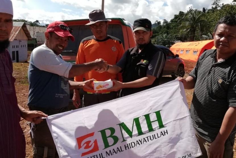 Penyerahan bantuan relawan BMH-SAR Hidayatullah dan Pos Dai ke Desa Tapuwatu, Konawe Utara,  diterima langsung Kepala Desa Tapuwatu, Ahmad (kedua dari kanan), Kamis (13/6).