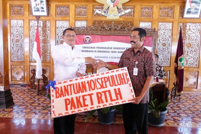 Penyerahan bantuan Rumah Tidak Layak Huni (RTLH) oleh Kepala Biro Perencanan, Hukum, dan Humas BNPT, Bangbang Surono kepada Wali Kota Surakarta FX Hadi Rudyatmo di Loji Gandrung, Solo, Rabu (6/12).