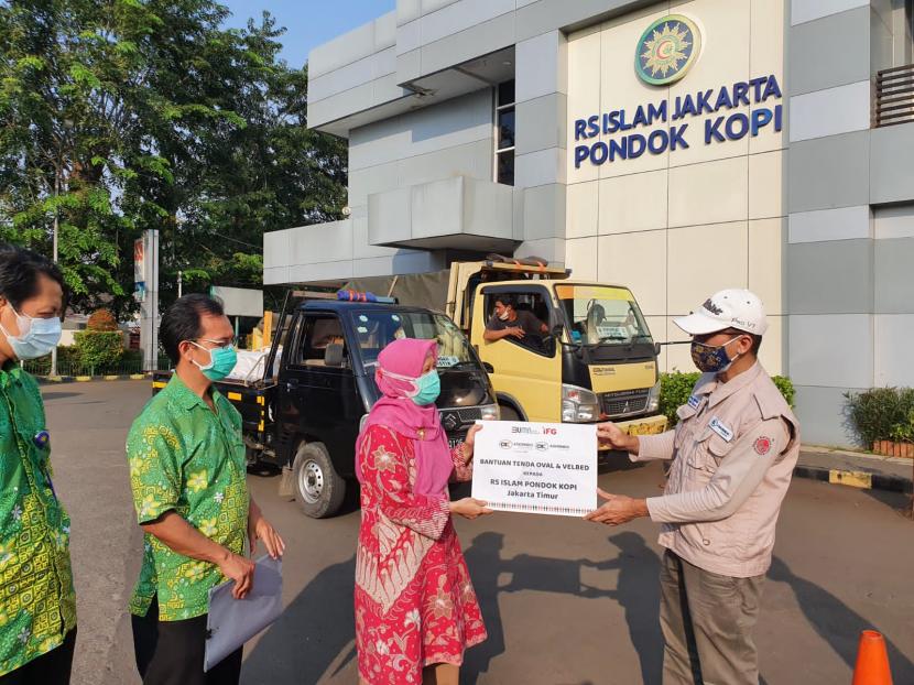 Penyerahan bantuan secara simbolis dari Askrindo Syariah kepada RS di Jakarta, Sabtu (17/7).