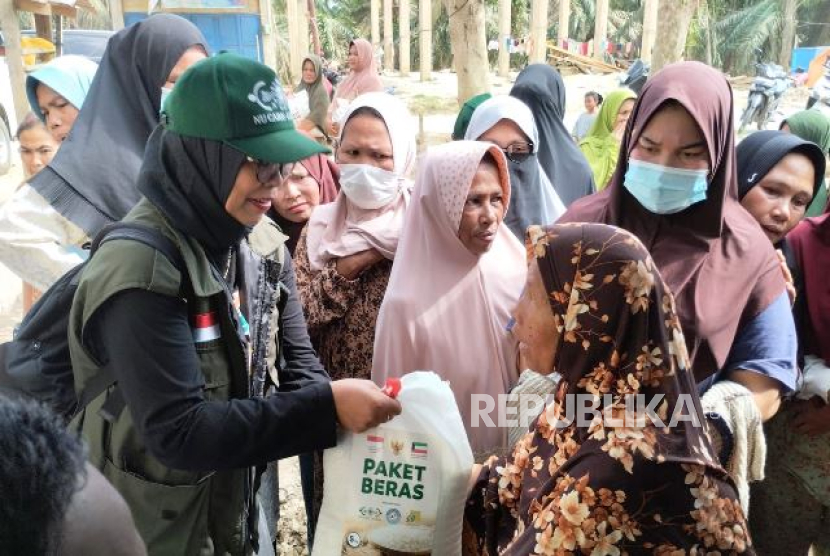 Penyerahan bantuan Solidaritas Ramadhan NU Care-Lazisnu