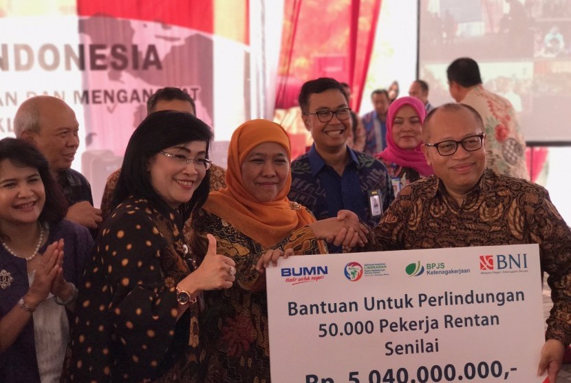 Penyerahan bantuan sosial BNI untuk 50 ribu pekerja rentan yang dilaksanakan di Cawang, Jakarta (14/7).