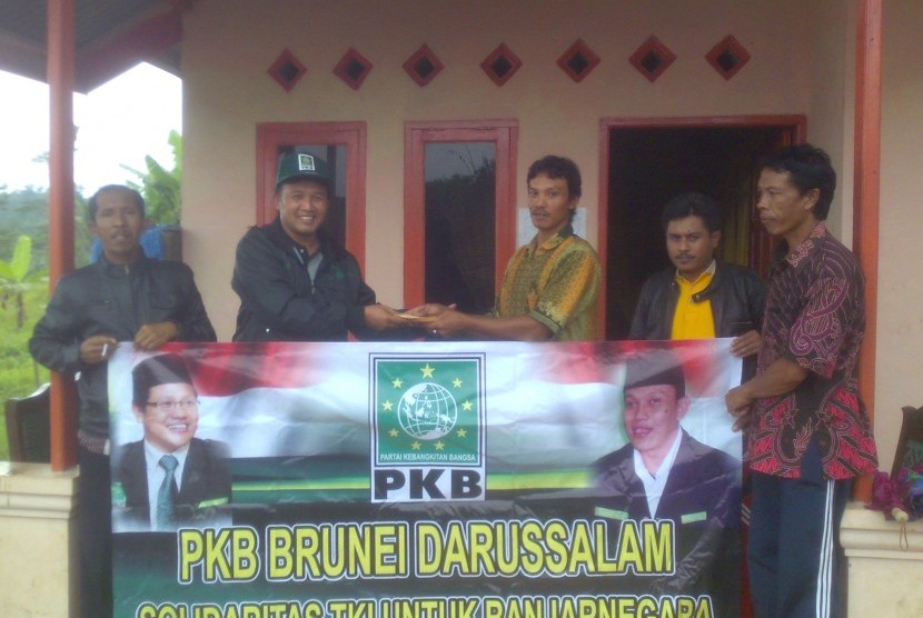 Penyerahan bantuan TKI Brunei Darussalam pada pengungsi korban longsor Banjarnegara, Jawa Tengah