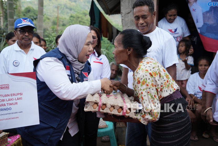 Penyerahan bantuan untuk korban erupsi Gunung Lewotobi Laki-laki Sikka NTT