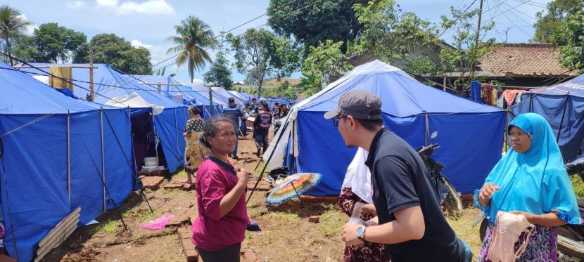 Penyerahan bantuan untuk korban gempa di Cianjur, Jawa Barat. Serikat Pekerja Bank BTN menggelar kegiatan sosial untuk korban gempa Cianjur, Jabar.