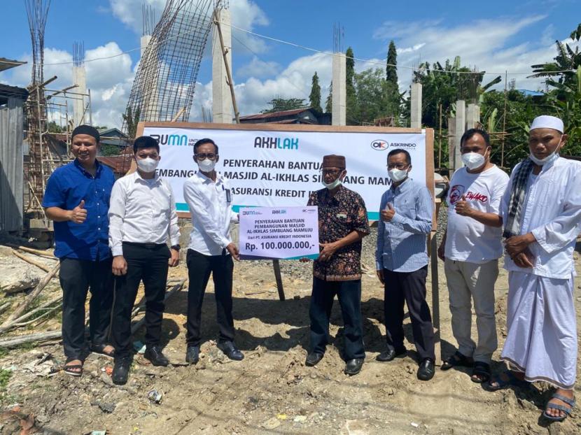 Penyerahan bantuan untuk masjid di Mamuju, Sulawesi Barat dari BUMN Askrindo, Senin (26/7).