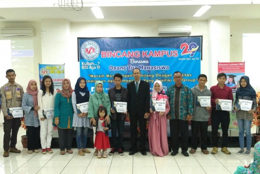 Penyerahan beasiswa prestasi kepada mahasiswa AMIK BSI Sukabumi tahun akademik 2017/2018.  