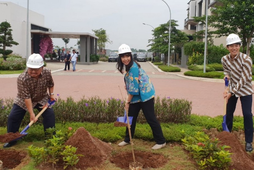 Penyerahan bibit-bibit pohon Sakura dari Ehime Prefecture kepada Sinar Mas Land.