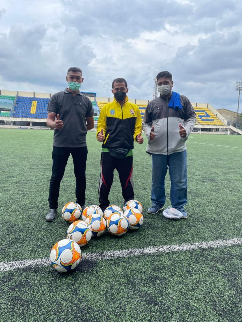 Penyerahan bola bagi SSB New Star Football Academy dan Panti Asuhan Bonek, Surabaya dalam rangkaian gelaran One Goal One Ball FIFA Mobile Community Exhibition. 