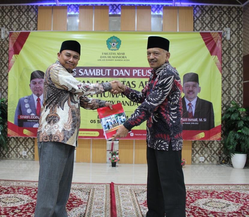 Penyerahan cinderamata dari dekan priode 2022-2026, Syarifuddin kepada Dekan periode 2018-2022, Senin (5/9/2022) dalam acara lepas sambut Dekan Fakultas Adab dan Humaniora Universitas Islam Negeri (UIN) Ar-Raniry Banda Aceh.
