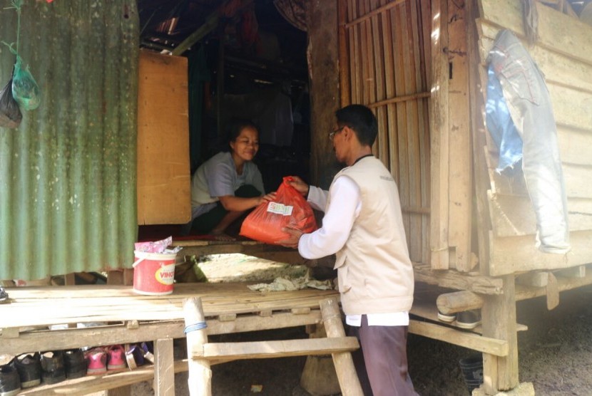 Penyerahan daging qurban untuk masyarakat Padang Panga Mamuju Sulawesi Barat pada Idul Adha 2016/1437 H.