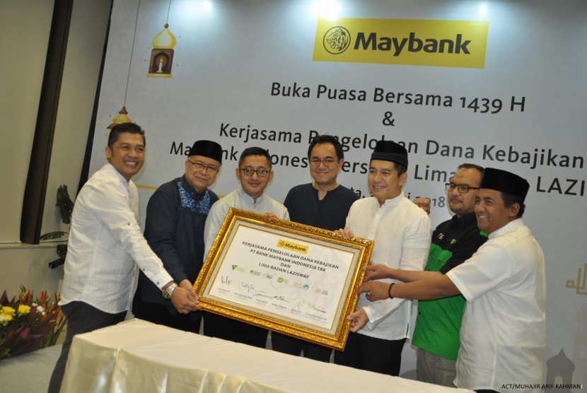 Penyerahan dana kebajikan PT Maybank Indonesia Tbk dengan lima Lembaga Zakat Infak Sedekah dan Wakaf (Ziswaf) di Senayan Jakarta, baru-baru ini.