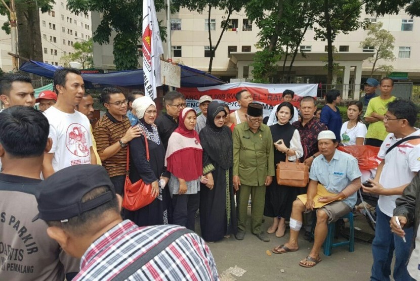 Penyerahan dana kepada korban penggusuran Rawajati, salah satunya veteran Ilyas Karim, dari Forum Minang Maimbau, Sabtu (3/9).