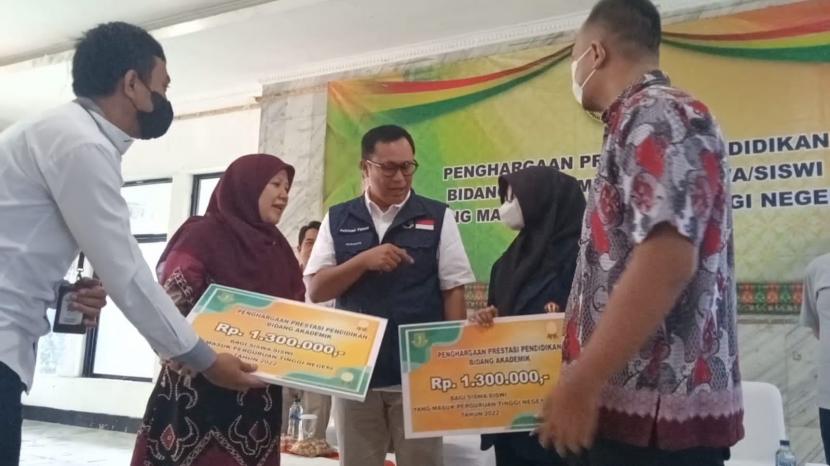 Penyerahan dana stimulan bagi ratusan pelajar asal Kota Sukabumi yang diterim di berbagai Perguruan Tinggi Negeri (PTN) di Gedung Pusat Kajian Islam Kota Sukabumi, Rabu (16/11/2022).