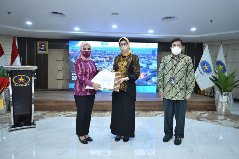  Penyerahan dokumen penugasan untuk BBM dilakukan oleh Ketua BPH Migas Erika Retnowati kepada Direktur Utama PT Pertamina (Persero) Nicke Widyawati dan Direktur Utama PT Pertamina Patra Niaga Alfian Nasution. 